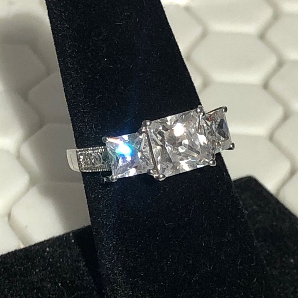 Dazzling Sterling Silver Estate Women's size 7 Ring with CZ Stones Stamped 925